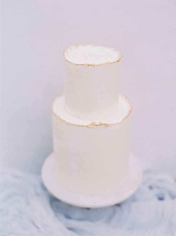 white and gold understated wedding cake simple design