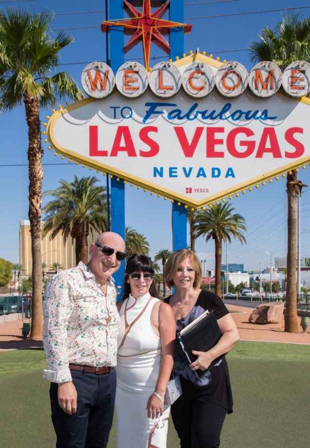 How exciting is it to have your ceremony at the Las Vegas Sign.