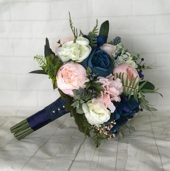 Did anyone have a Rose Gold and Navy Bouquet? 3