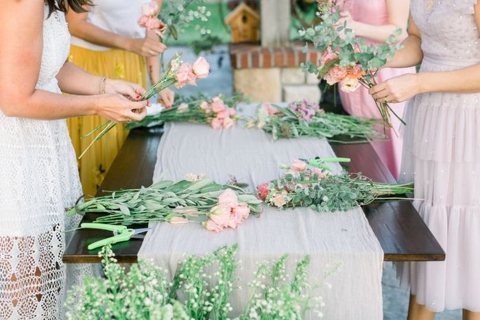 DIY flowers, group arranging flowers