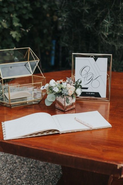 Ideas for decorating a modern gift card sign table 3
