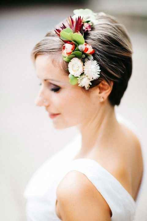 wedding hair short pixie cut with flowers 