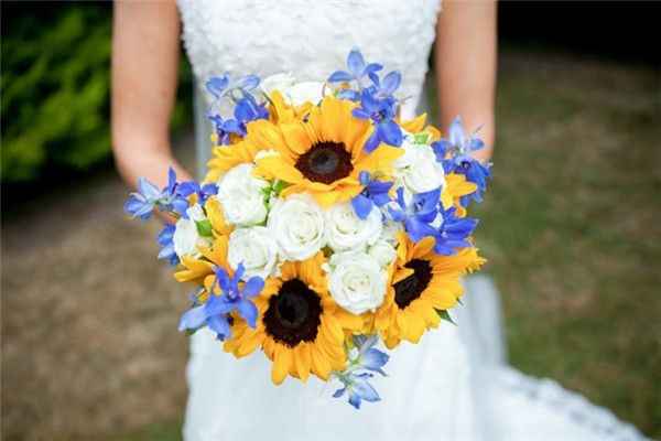 white roses and sunflowers bridal bouquet