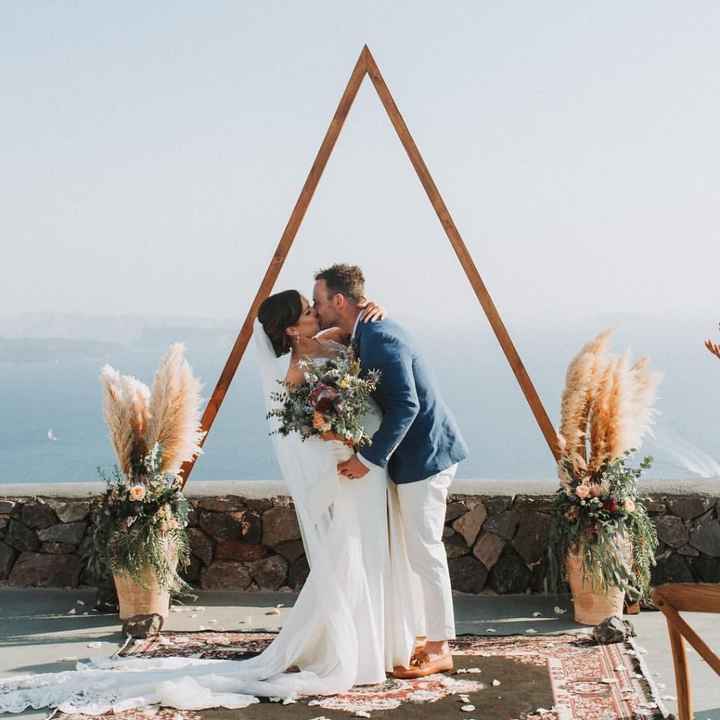 plain triangle wedding arch with vases with pampas grass 