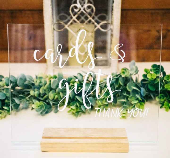 Ideas for decorating a modern gift card sign table - 1
