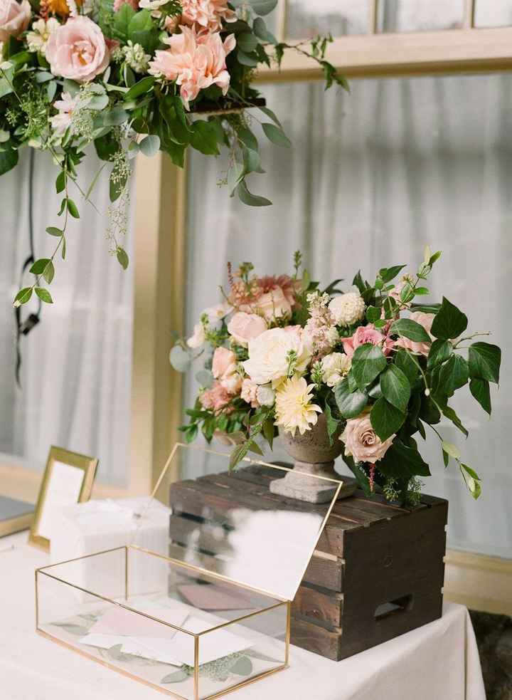Ideas for decorating a modern gift card sign table - 2