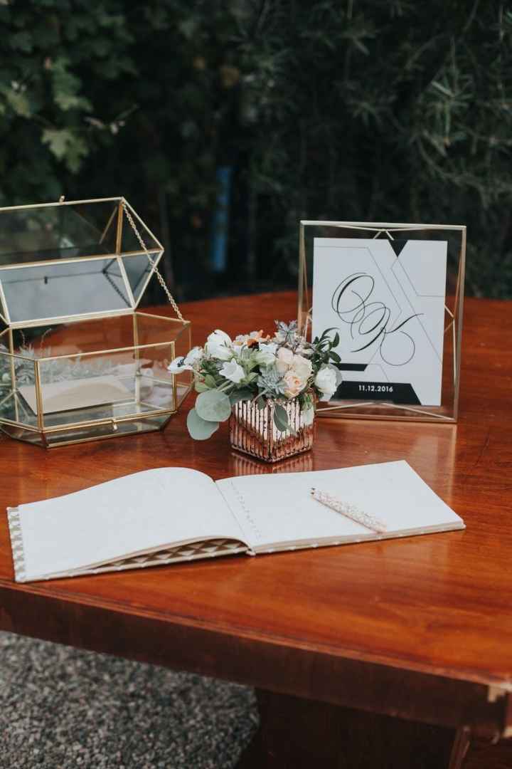 Ideas for decorating a modern gift card sign table - 3