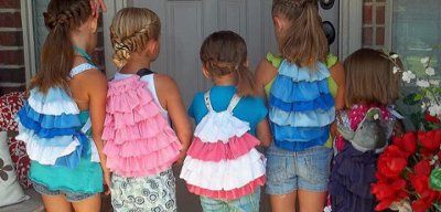 Anybody like to sew?  Check out this DIY ruffle backpack!
