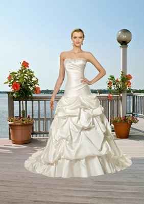 BRIDES...I want to see your DRESSES!!!~~~~