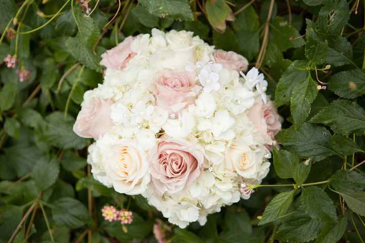 Brooches For Bouquet As An Accent