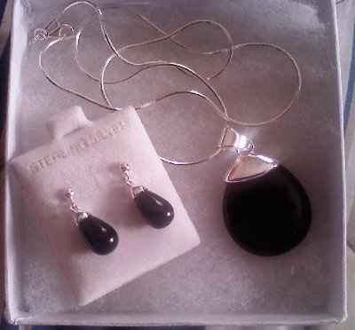 Argh!!! Can't seem to find jewelry for my dress! Please post yours...