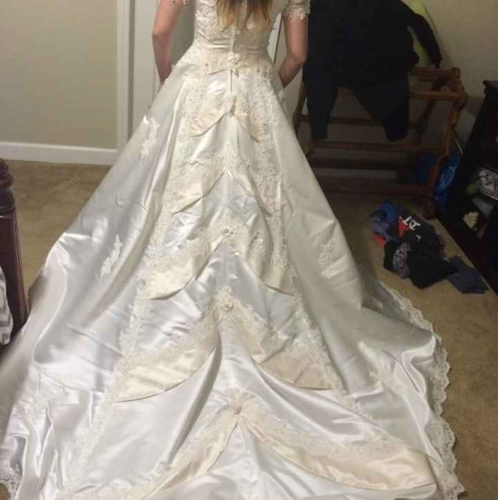 How to explain I really don't want to wear my moms dress