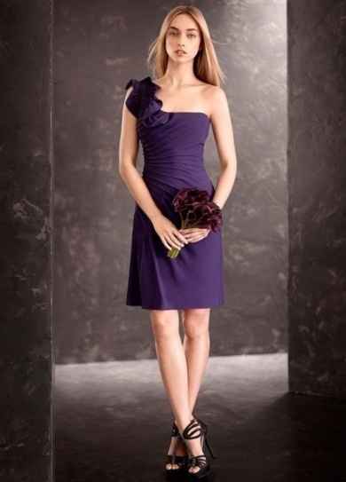 Need help. Last minute "junior" bridesmaid added, having problems picking her dress.