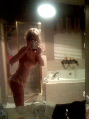NWR: WW First Annual Diva Bathroom Pic Competition!!!!