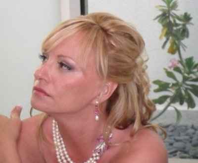I'm bored---Anyone wanna do makeup with me?