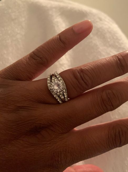 Can/should i wear this set on my left hand? - 1