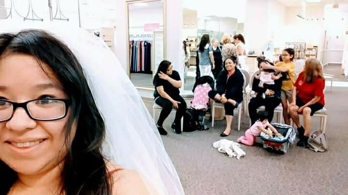 Number of entourage for dress shopping 1