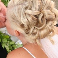 Show me your wedding hair inspiration.