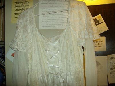 founld a second dress -i like better- pray they will hold it for me...