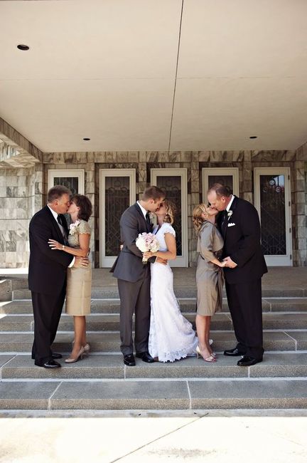 Show me your must-have wedding pictures! :)