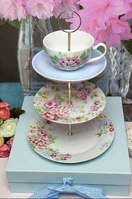 Decorating cupcakes with straws and butterflies?