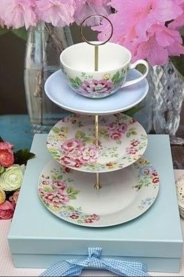 Decorating cupcakes with straws and butterflies?