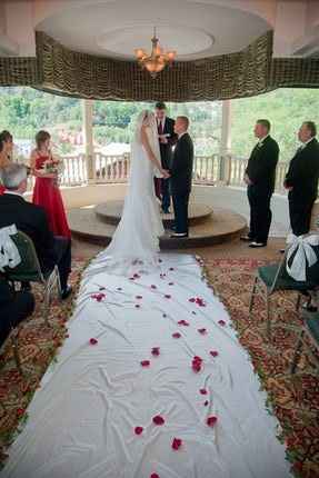 With runner and plain chairs  -  would a shiny runner and summer wildflowers look OK on the chairs? 