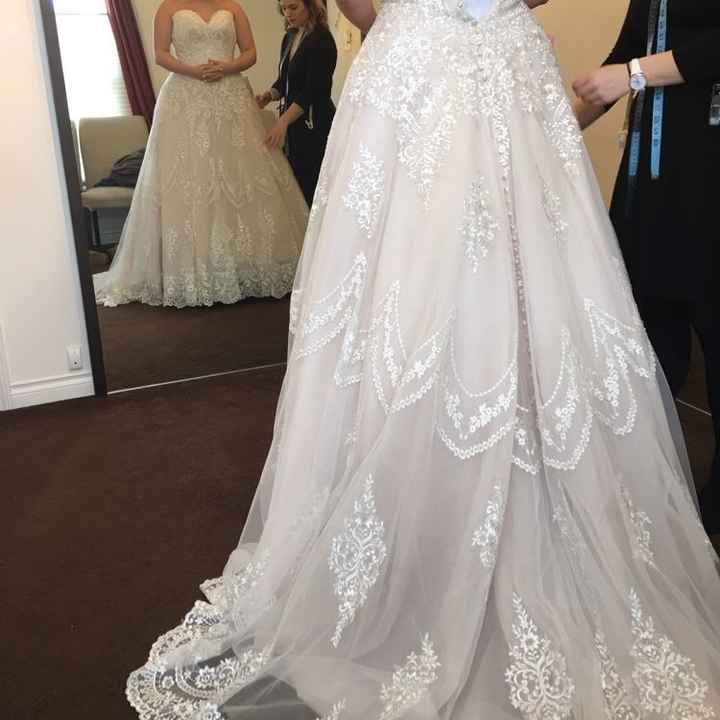 Should the groom wear a white shirt?