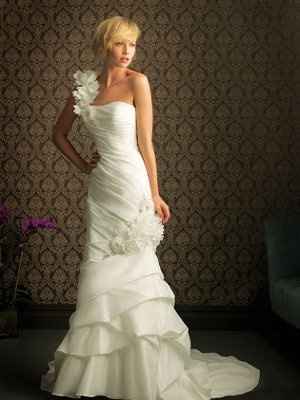 wedding dresses!!! let's see them, ladies!