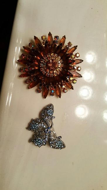 Incorporating brooches with flower bouquet