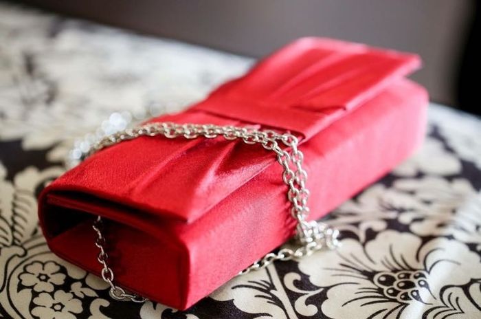 clutch / purse / wristlet - show us what you plan to carry
