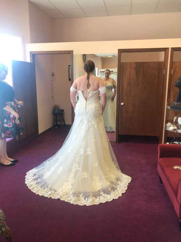 i found my dress! But I’m stuck on bouquets.... - 1