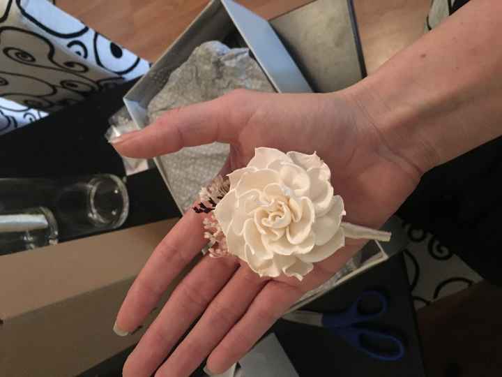 Size of boutonniere/ flower
