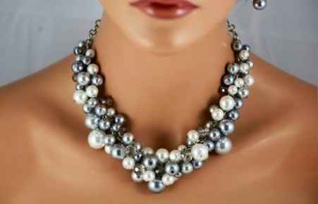 What accessories are you using:Earrings/Necklace/Bridal hairclip etc, please show me! Need inspirati