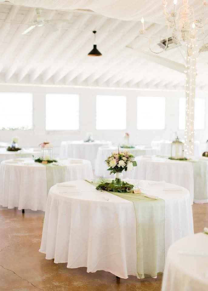 Weird to have mismatched alternating flower centerpieces? - 1