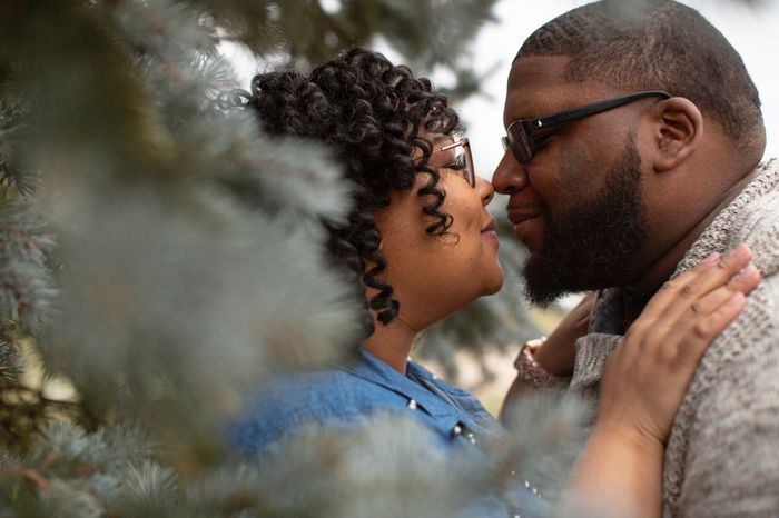 Poses for engagement pictures. - 4