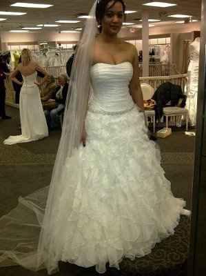 Here's my dress! *Pics*