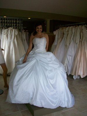 Short brides that have/have tried on dresses...........
