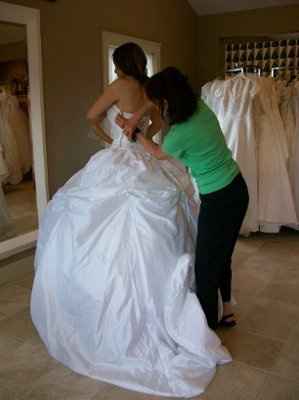Short brides that have/have tried on dresses...........