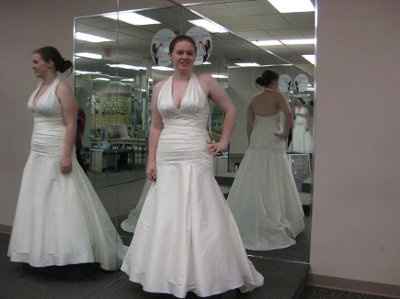 Who is wearing Mermaid/Fit & Flare/Trumpet?