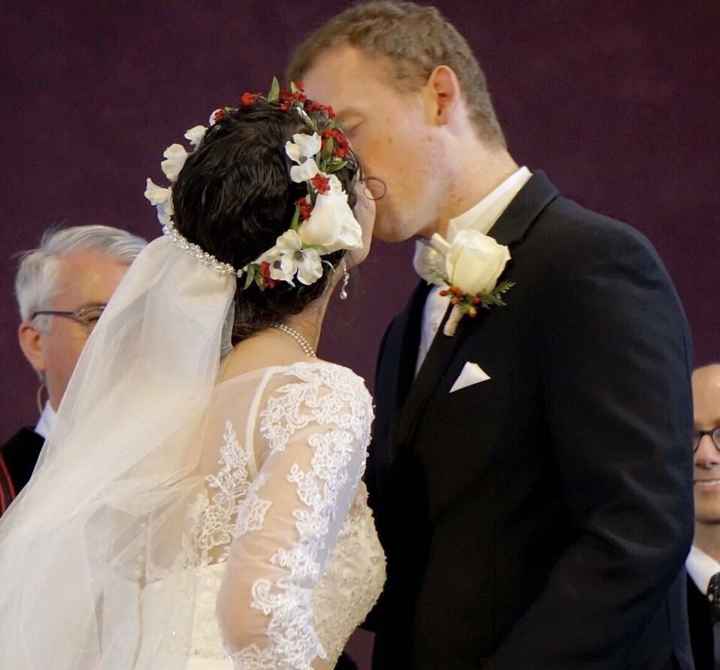 I want a bridal comb, to what extent should it match my gown?