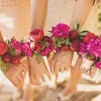 Bridesmaids wearing corsages instead of bouquets!??