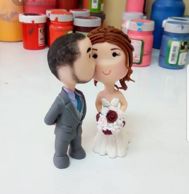 Do couples still use figurine cake toppers? 5