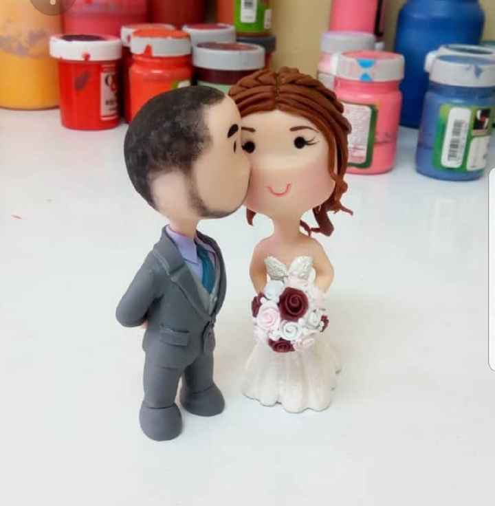 Do couples still use figurine cake toppers? - 1