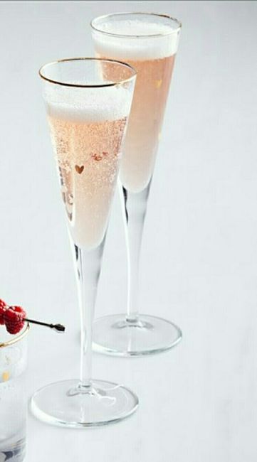 Let's see everyone's champagne flutes!