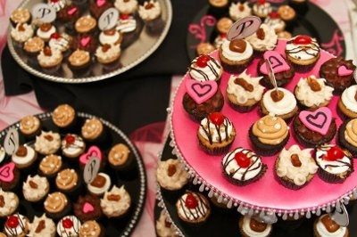 Show us those wedding cakes!!!