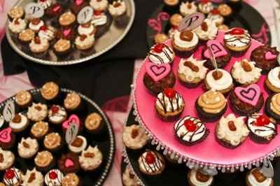 Show us those wedding cakes!!!