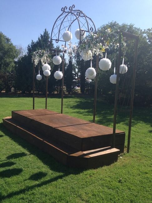 Outdoor wedding brides! What does your altar look like?