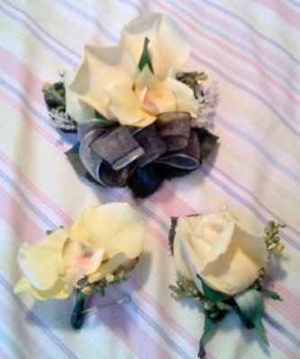 let see yours or bridemaids DIY Silk Flower Bouquets!