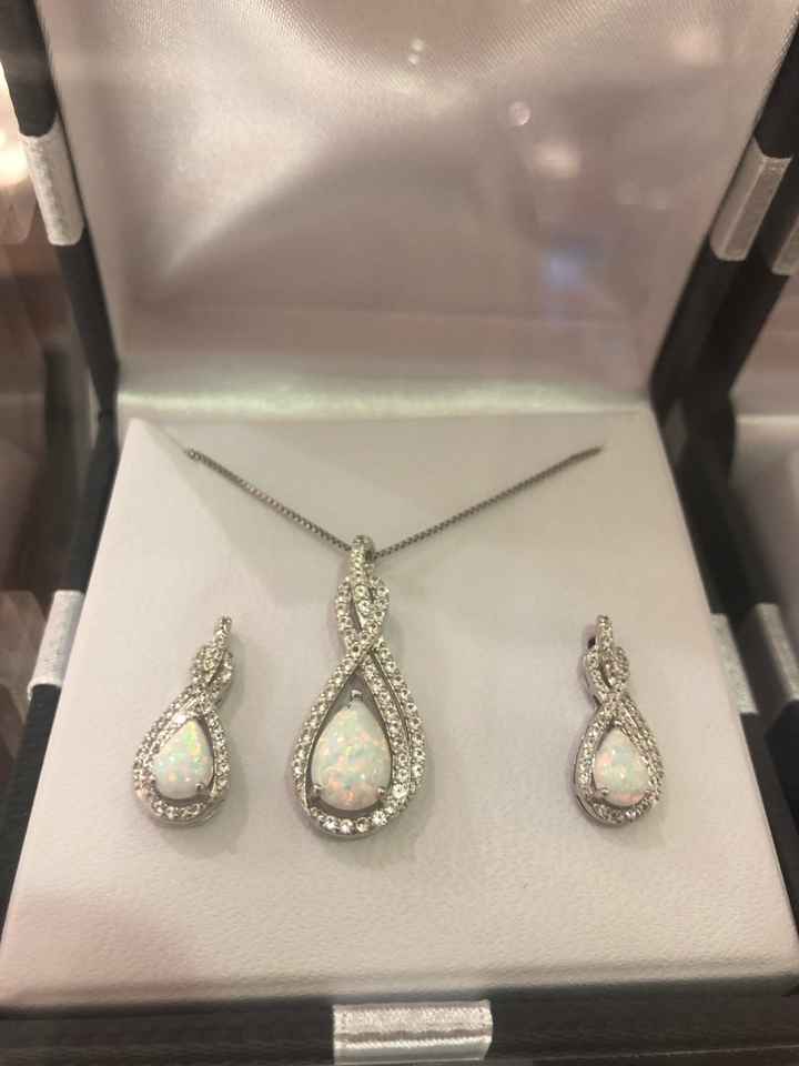 What style earrings are you wearing with your wedding dress? - 1